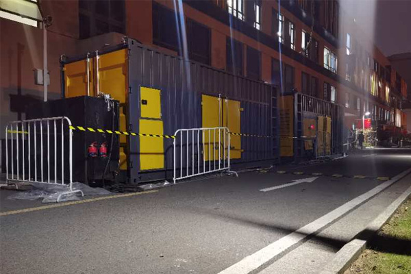 叠彩柴油发电机组的输出电压是如何调节的？